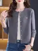 Chaqueta de punto para mujer de mediana edad, otoño e invierno 2025, suelta, a la moda, talla grande, suéter cárdigan, top de manga larga para mujer