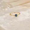 Anillo de Diamantes Retro de Lujo Ligero de Alta Gama con Diseño de Ondas de Agua Diamante de Color Fruta Incrustado Diamante Personalizado Versátil Diseño de Nicho Anillo para Dedo Índice