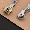 Roda Marcadora de Couro, Roda Espaçadora, Ferramenta de Traçado, Engrenagem Afiada para Fazer Padrões, Roda de Prensagem para Patchwork DIY Artesanal, Fazer Padrões de Alfaiate