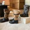 Mesmo Estilo da Mãe Uva, Aumento de Altura de 4cm~ Mesmo Estilo de Xin Zhilei, Novo Modelo 26, Botas de Equitação de Meia-Canela com Fivela de Couro Costurado para Mulheres
