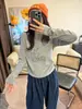Camiseta de mujer de cuello redondo, hombros rectos, manga larga, nuevo estilo primavera y otoño, estampado de pato de dibujos animados retro americano, top versátil ajustado para mujer