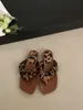 Primeiro Encontro com as Sandálias de Dedo Planas com Estampa de Leopardo Estilo Francês para Mulheres, Novo Modelo Verão 2026, Adequadas para Usar com Saias, Chinelos de Praia
