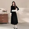 Vestido de veludo preto estilo francês, de duas peças falsas, elegante e sofisticado, com adornos de strass, barra franzida, acinturado e saia longa bufante em preto