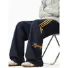 Calça casual plus size 150kg estilo americano com três listras para homens e mulheres, calça esportiva fina e solta para primavera/verão, calça de perna larga high street