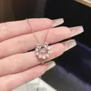 Novo Colar Interligado Gelo Triturado Dourado para Mulheres, Brilhante Super Nicho Luxo Leve High-End Pingente Duplo Anel Corrente Clavícula