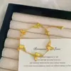 Pulseira Borboleta a Laser Dourada para Mulheres, Luxo Leve Francês, Joia Requintada e de Alto Padrão, Pulseira Retrô, Simples, Delicada e Versátil