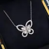 Colar GF Borboleta Fantasma Totalmente Cravejado Série Clássica para Mulheres Versão de Alto Padrão Laço de Ouro V Corrente de Clavícula de Luxo Leve de Nicho