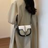 Bolso pequeño de estilo francés para mujer, bandolera de hombro estilo occidental de alta gama, popular en Internet, de crowdsourcing, 2024