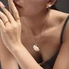 Xinyixin Jewelry Colar com pingente de concha irregular, colar de clavícula, luz de praia, luxuoso e elegante, de aço inoxidável, para mulheres