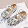 Zapatos Planos de Flor de Perla de Moda para Niñas 2026 Primavera Nuevo Estilo Coreano Huecos Transpirables Versátiles para Exteriores de Cuero