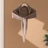 Bufanda triangular de punto de cachemira de color liso estilo coreano con diseño calado, un chal o calentador de cuello moderno y versátil para mujer