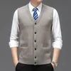 Nuevo chaleco cárdigan de punto liso de cuello en V para hombre, otoño e invierno, top sin mangas casual y elegante para papás