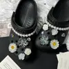 Accesorios para zapatos Croc, dijes y hebillas para zapatos DIY al por mayor, flores frescas de margarita cristalina degradadas, decoraciones desmontables para la superficie del zapato