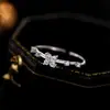 Anillo de Flor Yuhong: Anillo Abierto de Diseño Niche 'Escapando de la Princesa', Banda Lisa de Lujo Ligero, Anillo de Gama Alta, Venta Directa del Fabricante
