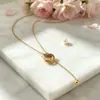 Colar de anel duplo, corrente para clavícula, nicho de luxo leve, novo colar feminino moderno de anel duplo, colar vibrante e sofisticado de aço titânio