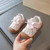 Sapatos Infantis com Flor Tridimensional para Meninas Primavera e Outono, Estilo Coreano Bebê Sola Macia Antiderrapante Velcro Princesa Funcional Casual