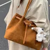 Bolsa feminina de camurça, grande capacidade, nova 2025 outono e inverno, bolsa de ombro fosca vintage, bolsa tote de alta qualidade para o dia a dia