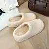 Chinelos de nicho limpos e estilosos para mulheres, tendência e populares em 2026, únicos e descombinados, bico raso, chinelos elegantes de bico fechado