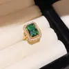 Anel Redondo Cravejado com Diamante Esmeralda Nicho Luxo Leve Toque de Alto Padrão Anel para Dedo Indicador Estilo Corte Retro Temperamento Joia para Mão Atacado