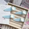 Lindo pasador de pelo de conejo Miffy de cuadros azules de dibujos animados, pin dulce y femenino, adorable y delicado, versátil para el flequillo