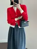 Elegante cárdigan de punto de lana merino con tapeta de doble capa de color contrastante y diseño de chaqueta doble falsa
