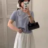Top de punto de manga corta con cuello redondo bordado retorcido para mujer, verano 2025, corte ajustado, versátil, adelgazante, elegante, suave y moderno