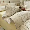 Juego de cama de cuatro piezas con ribete de encaje, sábana de algodón lavado amigable con la piel, funda de edredón, sábana bajera ajustable, cubrecama de tres piezas para dormitorio de estudiante