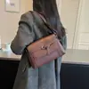 Bolso de hombro retro, ligero y lujoso, estilo coreano para mujer, perfecto para otoño, con un diseño simple y versátil, una sensación de alta gama, múltiples compartimentos y adecuado para ir al trabajo