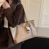 Bolsa tote retrô casual de grande capacidade para mulheres, novo modelo 2026, casual e sofisticada, adequada para trabalho e deslocamento, bolsa de ombro grande