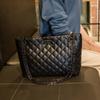 Bolsa Feminina Nova, Bolsa de Ombro de Corrente Feminina Estilo Chanel, Bolsa Grande Tote com Fecho Matelassê, Bolsa Feminina Transversal de Ombro da Moda