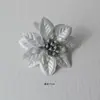Flor Roja Navideña Decoración de Ratán con Purpurina Flor de Tela Dorada Flor de Plástico Doble Capa Terciopelo Blanco Flor Artificial Material Hecho a Mano