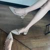 Sandalias de punta cubierta con tacón bajo trasero 2025 verano nuevo zapatos con remaches zapatos de mujer moda sandalias combinables