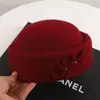 Boina de Lana con Flor de Invierno para Mujer, Nuevo Estilo Retro Cálido, Sombrero de Copa Pequeño, Moda, Temperamento, Gorro de Auxiliar de Vuelo, Gorro de Pintor, Tendencia