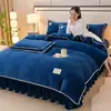 Conjunto de Quatro Peças de Lã Leite Espessa e Quente para Outono e Inverno Cor Sólida Estilo Saia de Cama de Luxo Leve Conjunto de Três Peças de Flanela de Alta Gramatura