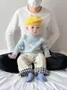 Ropa de punto linda para niños Otoño e Invierno Traje de punto azul blanco Moda para niño pequeño Cálido Empalme Pantalones rectos