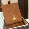 Nuevo collar de borla estilo chino con nariz de cerdo de filigrana antigua chapado en oro con cadena para la clavícula de hoja de abanico adornada con diamantes, sensación de alta gama, color duradero