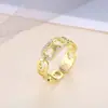 Anel Fashion de Luxo Leve com Design Vazado, Anel Aberto Duplo C Vazado Micro-Incustado Simples, Design de Nicho com Sensação de Alto Padrão e Estilo Elegante