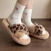 Nuevas pantuflas peludas de estampado de leopardo para mujer, nuevo modelo 2026, pantuflas de algodón con suela gruesa, antibacterianas y resistentes al olor, para el hogar en interiores, para otoño