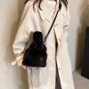 Bolso de moda bolso casual 2023 otoño e invierno Nuevo bolso bandolera de hombro otoño e invierno versátil bolso de cubo de felpa