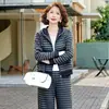 Traje Deportivo Casual de Otoño para Mamá 2026 Nuevo Moderno Rayado Elegante Conjunto de Dos Piezas para Mujeres de Mediana Edad y Mayores