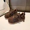 Zapatos de nicho súper modernos con puntera de concha, zapatillas de entrenamiento alemanas casuales y versátiles de moda 2026, zapatos de suela gruesa para mujer con cordones