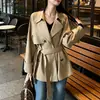 Gabardina corta clásica color caqui con solapas y cinturón para ceñir la cintura para mujer, nueva moda primavera y otoño 2026, chaqueta de estilo británico para mujeres petite