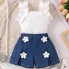 Conjunto dulce de verano estilo europeo y americano para niños: un conjunto de dos piezas que incluye un top sin mangas con volantes en las mangas y shorts vaqueros plisados con un estampado floral tridimensional