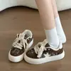 Tênis branco feminino de sola grossa, novo modelo de outono 2026, sapatos de lona de couro extremamente estilosos com estrelas, tênis casuais versáteis para mulheres