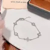 Pulsera de Concha Blanca Natural Flor de Cuatro Hojas, Forma Geométrica, Joyería de Año Nuevo, Lujo Ligero, Gama Alta, Exquisita, Elegante Pulsera
