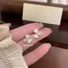 Brincos de Zircônia Flor de Três Folhas para Mulheres 2026 Novo Estilo Popular Brincos Pequenos Delicados Brincos Elegantes de Luxo Leve