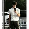 Camiseta de verano para hombre de punto de seda de hielo gris con mangas cortas, estilo old money, estilo fitness americano con puños ajustados que realzan la fuerza