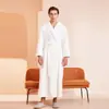 Roupão de Banho Longo de Pelúcia Novo Estilo Inverno 2026 para Mulheres, Tamanho Grande, Adequado para Hotéis, Salões de Beleza, Pijamas Casuais Estilo Europeu e Americano