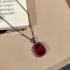 Anillo Granate Aretes Completos Lujo Ligero Rojo Moda Piedra Preciosa de Color Colgante de Temperamento Collar Set de Joyería Diamante Corindón Simple