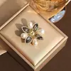 Broche de Perlas de Lujo Ligero y de Gama Alta, Diseño Exquisito, Pin Antirreflejos de Cristal, Ramillete Elegante de Nicho